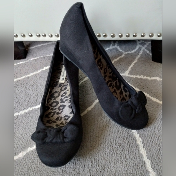 American Eagle Faux Suede Black Bow Wedges - Picture 5 of 14